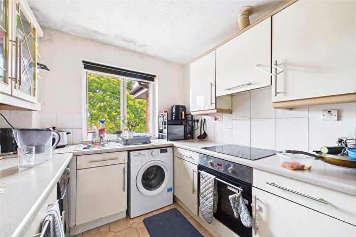 2 Bedroom Apartment To Rent In Kinnaird Close, Slough, Berkshire, SL1
