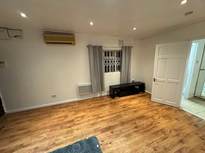 Studio To Rent In Woodville Road, London, NW11
