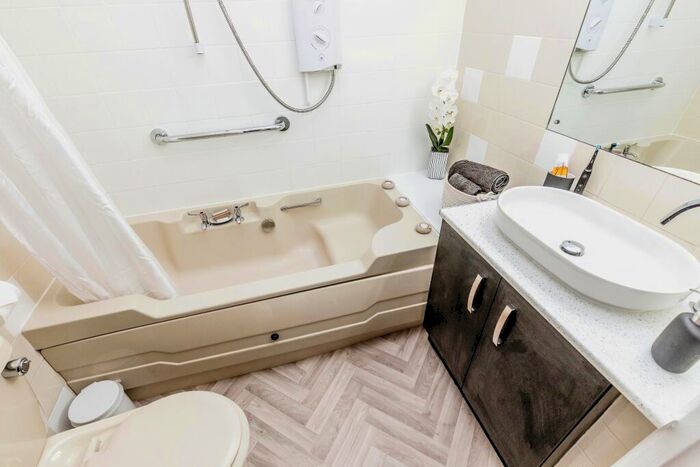 1 Bedroom Flat For Sale In Knightstone Road, Weston-super-Mare, Somerset, BS23