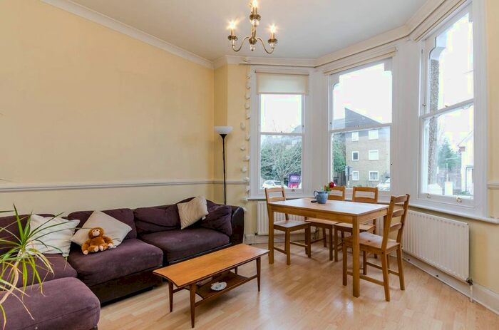 2 Bedroom Flat To Rent In Culverden Road, Balham, London, SW12