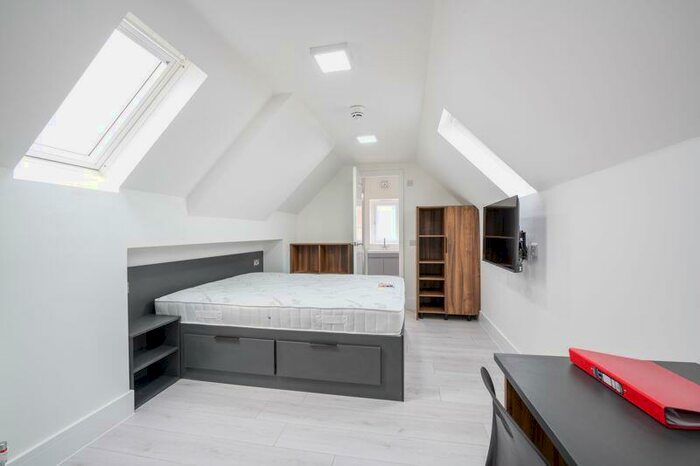 1 Bedroom Flat To Rent In High Street, Walton-On-Thames, KT12