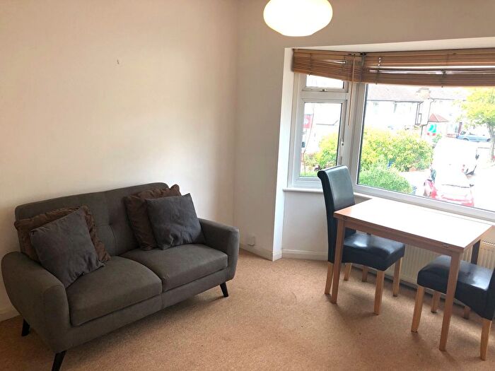 1 Bedroom Flat To Rent In Selborne Gardens, London, NW4