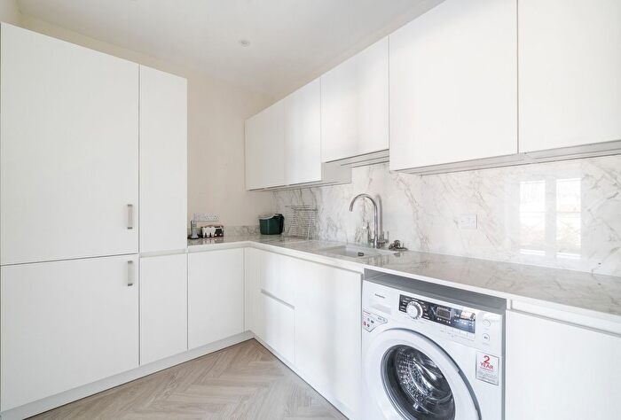 2 Bedroom Flat For Sale In Sandford Road, Cheltenham, Gloucestershire, GL53