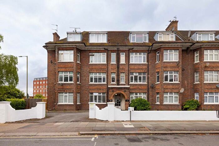 3 Bedroom Flat To Rent In Wykeham Road, London, NW4