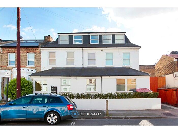 2 Bedroom Flat To Rent In Philips House, London, SW12