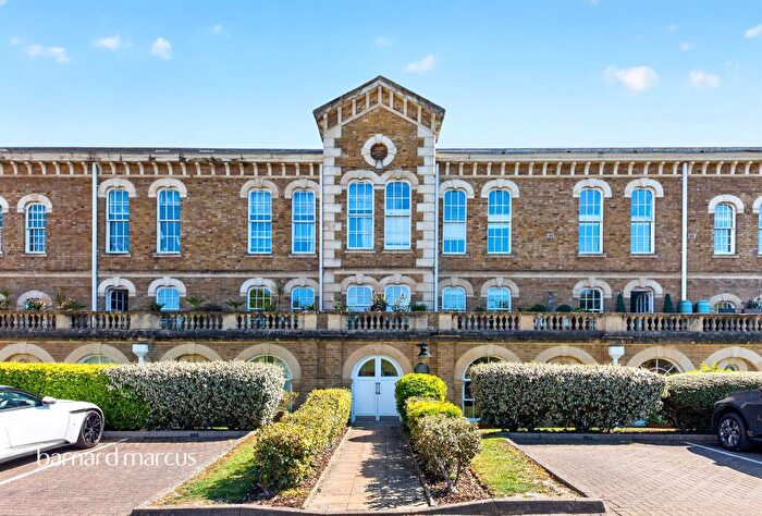 4 Bedroom Flat For Sale In Royal Drive, London, N11