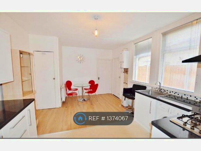 3 Bedroom Flat To Rent In Bishops Avenue, London, E13