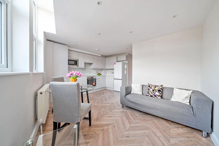 2 Bedroom Flat To Rent In Garratt Lane, London, SW18