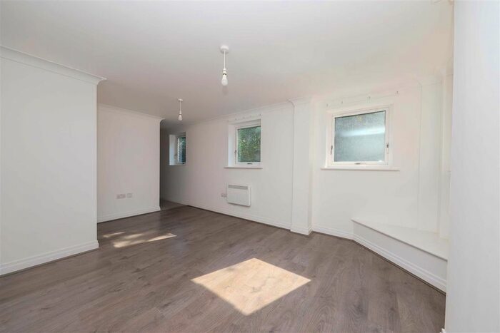 2 Bedroom Flat To Rent In Lucida Court, Watford, WD18