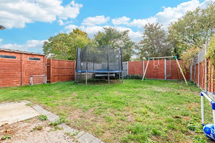 2 Bedroom Maisonette For Sale In Burnham Crescent, Dartford, Kent, DA1