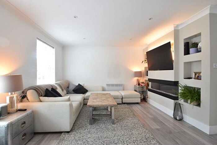 2 Bedroom Flat To Rent In Stoneleigh Park, Weybridge, KT13