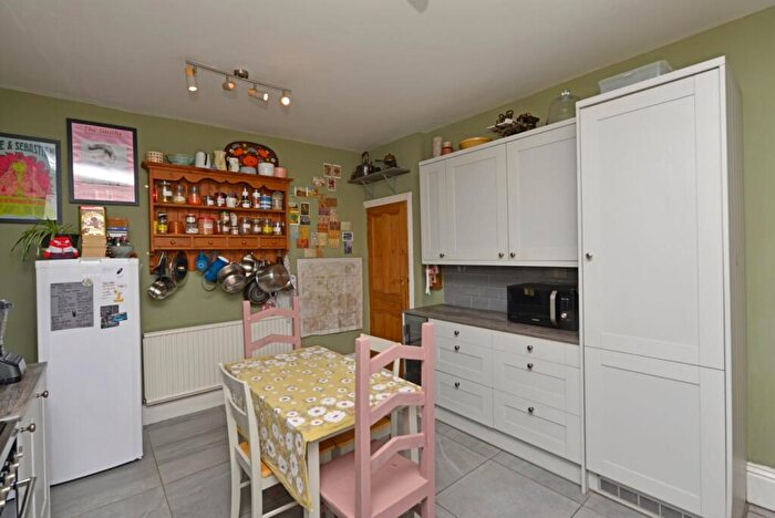 3 Bedroom Terraced House For Sale In Leeds Road, Thackley, Bradford, BD10