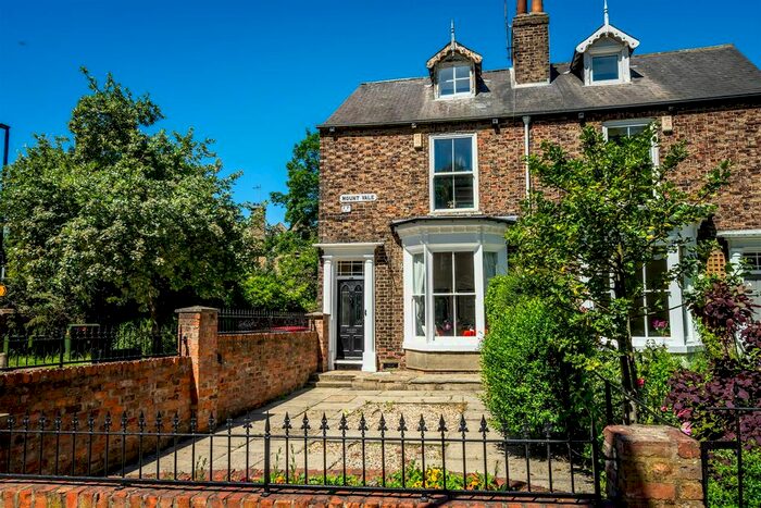 2 Bedroom End Of Terrace House To Rent In Chestnut House, Mount Vale, York, YO24