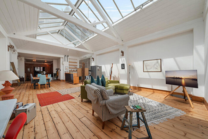 2 Bedroom Flat To Rent In Cross Street, Canonbury, N1