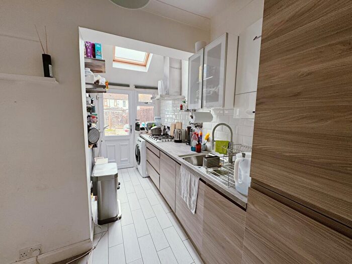 3 Bedroom House To Rent In Upminster Road South, Rainham, RM13