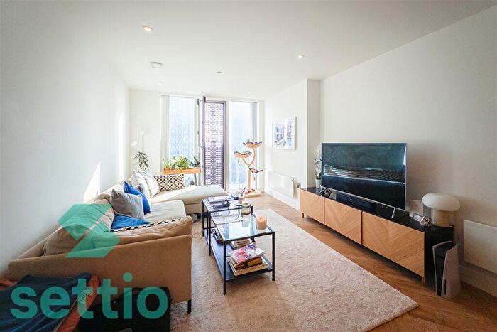2 Bedroom Apartment To Rent In Elizabeth Tower, Crown Street, M15