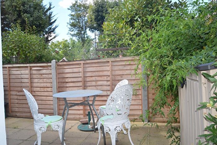 1 Bedroom Flat To Rent In Hartfield Crescent, London, SW19