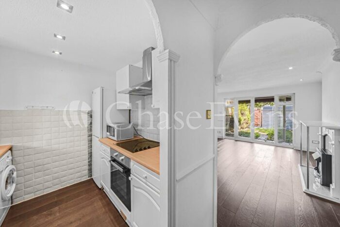 2 Bedroom Terraced House For Sale In York Close, Beckton, London, E6