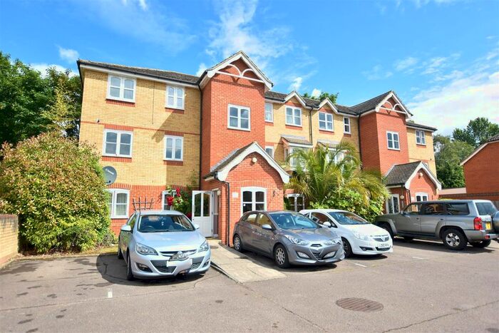 2 Bedroom Flat To Rent In Woodfield Road, Thames Ditton, KT7