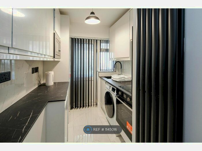 3 Bedroom Flat To Rent In Commonside East, Mitcham, CR4