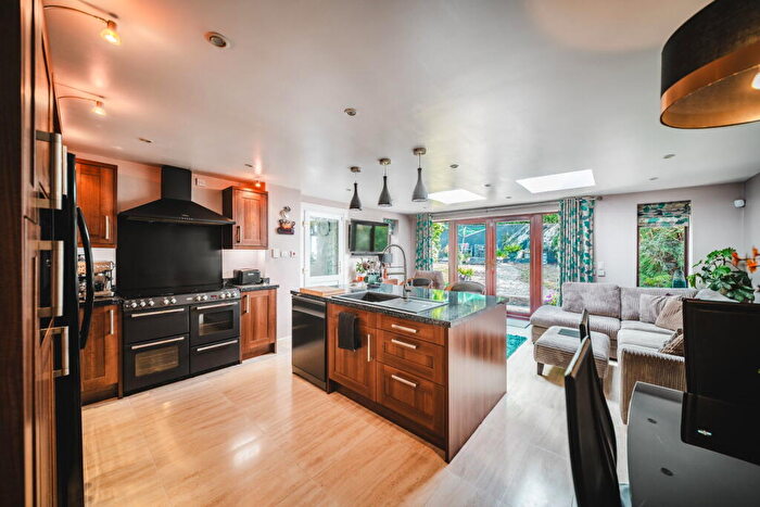 5 Bedroom Detached House For Sale In Caraway Drive, Woodhall Park, Swindon, SN2