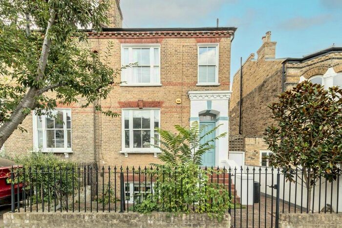 5 Bedroom Property To Rent In Redgrave Road, London, SW15
