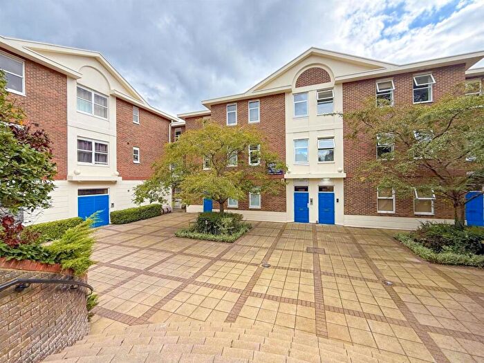 1 Bedroom Flat To Rent In Heath Square, Haywards Heath, RH16