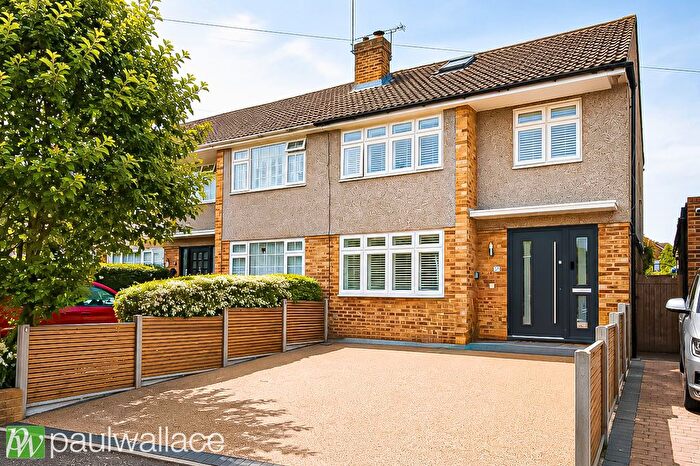 4 Bedroom End Terrace House For Sale In Barnfield Close, Hoddesdon, EN11