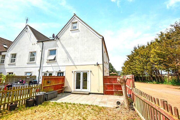 2 Bedroom Barn Conversion For Sale In Stoke Road, Hoo, ME3