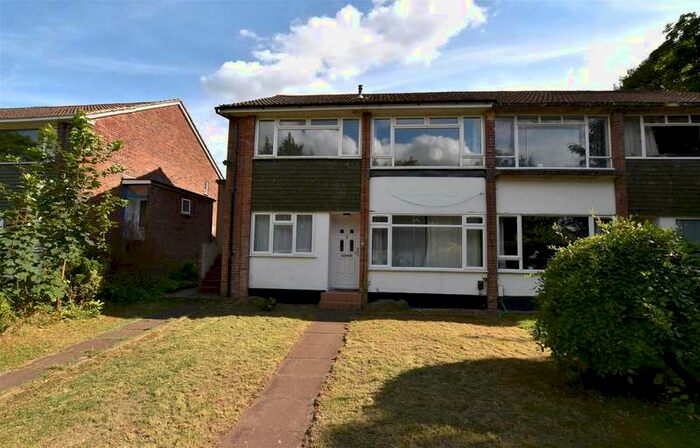2 Bedroom Maisonette Flat To Rent In Fenton Close, Redhill, RH1