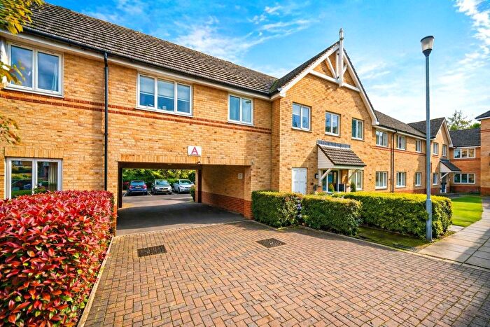 2 Bedroom Flat For Sale In Woodlands Close, Guildford, Surrey, GU1