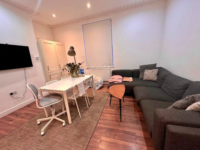 2 Bedroom Apartment To Rent In Queen Square, Leeds, West Yorkshire, LS2