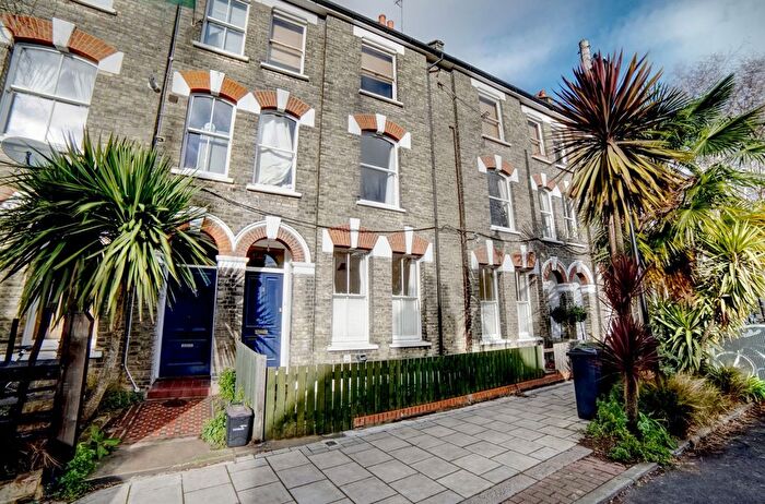 2 Bedroom Flat To Rent In Bonnington Square, London, SW8