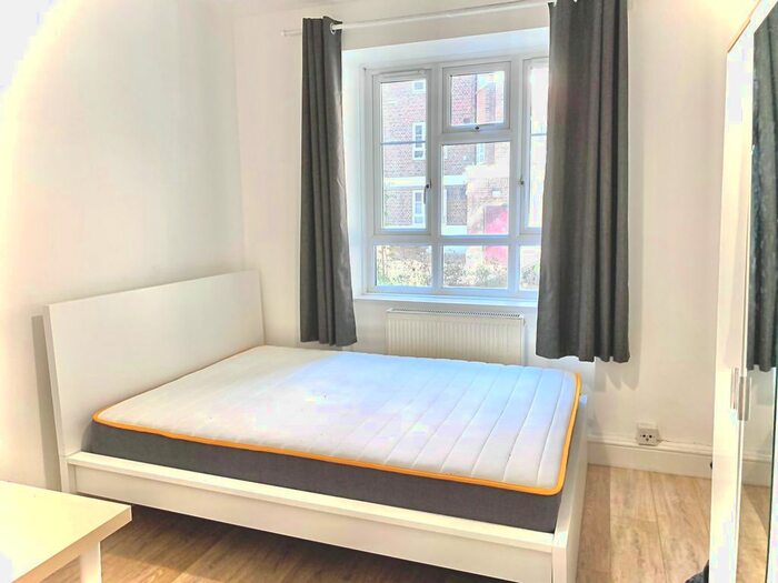 3 Bedroom Flat To Rent In Mackenzie Close, Whitecity, London, W12