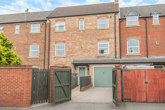 3 Bedroom Apartment To Rent In Fairford Leys, Aylesbury, HP19