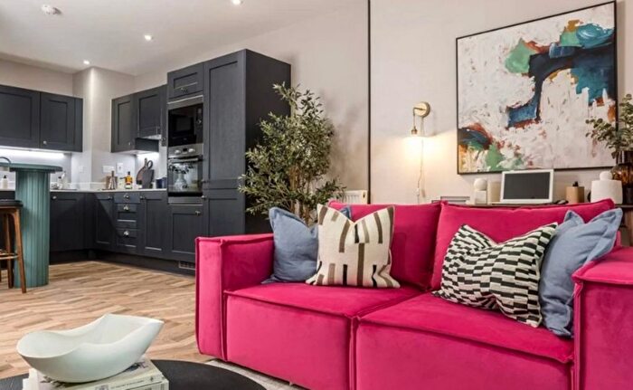 3 Bedroom Flat To Rent In Garratt Lane, London, SW18