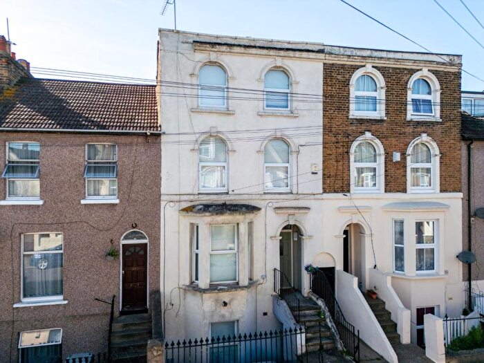2 Bedroom Flat For Sale In Brandon Street, Gravesend, Kent, DA11