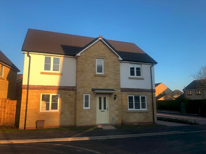 4 Bedroom Detached House To Rent In Defroscia Close, Calne, SN11