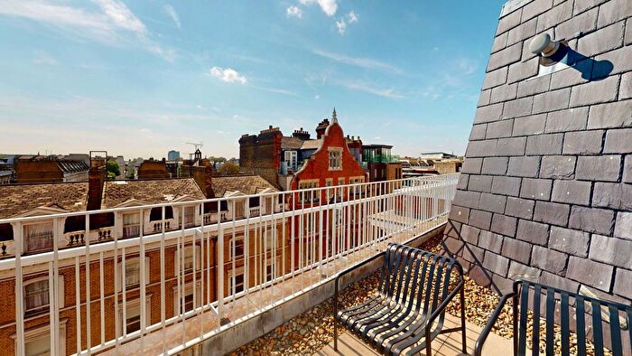 3 Bedroom Flat To Rent In Harrington Court, South Kensington, London, SW7