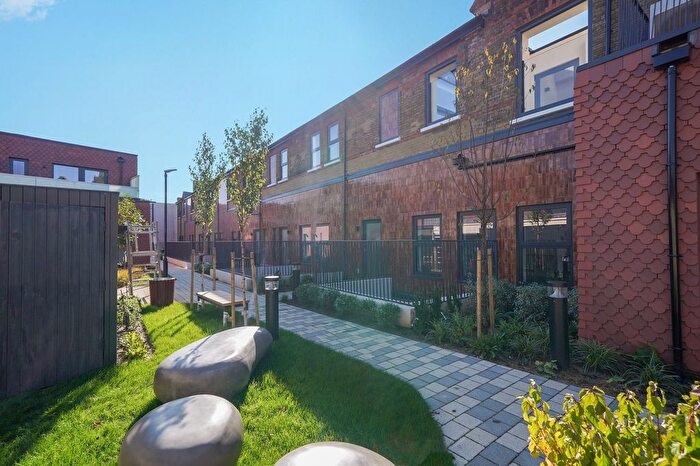 1 Bedroom Flat To Rent In Landor, London, SW9