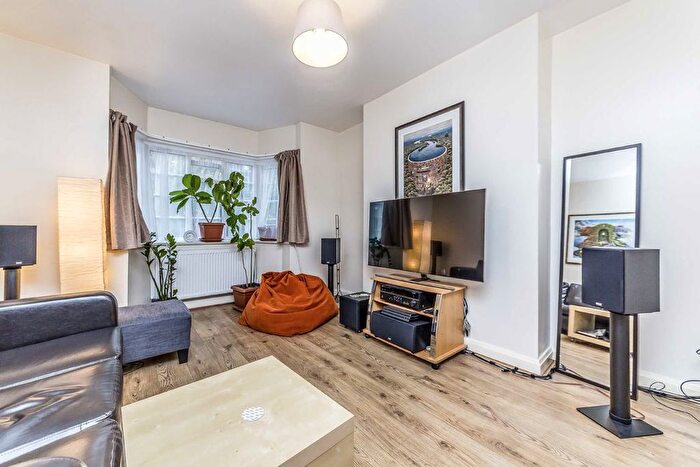 2 Bedroom Flat To Rent In Barrow Road, Streatham, SW16