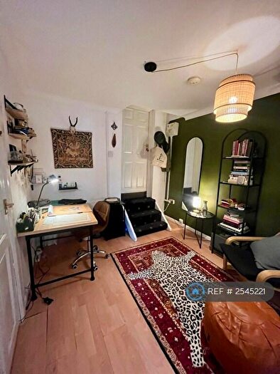 1 Bedroom Flat To Rent In Mile End Road, London, E1