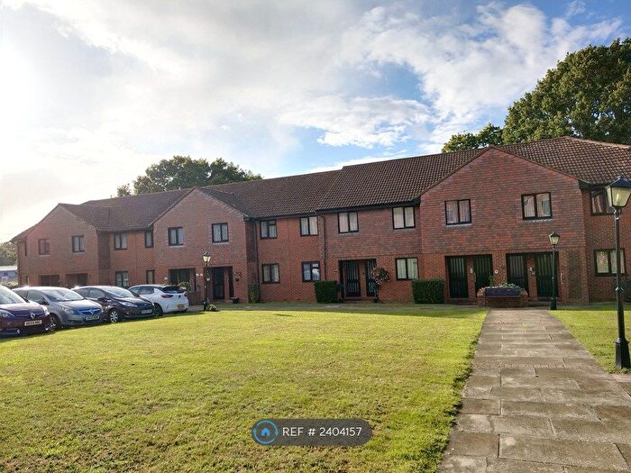 2 Bedroom Flat To Rent In Loudon Court, Ashford, TN23