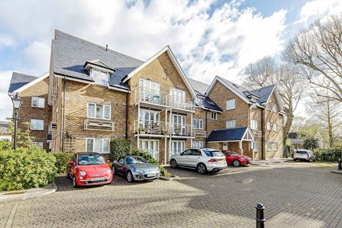 2 Bedroom Flat To Rent In Thames Close, Hampton, TW12