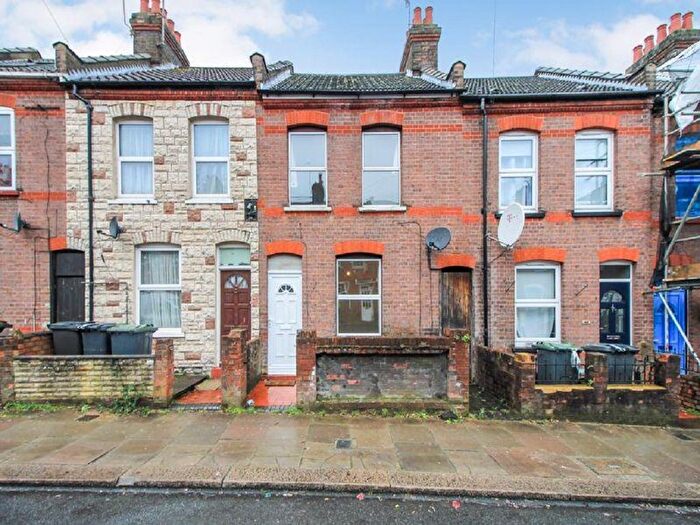 3 Bedroom Terraced House For Sale In Butlin Road, Luton, LU1