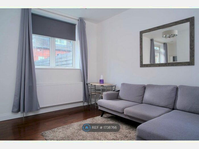 3 Bedroom Flat To Rent In Queens Road, Weybridge, KT13