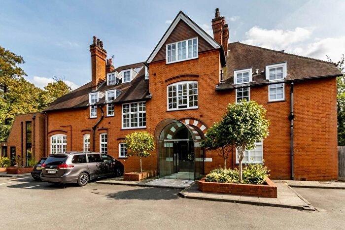 3 Bedroom Flat To Rent In Hogarth Lane, London, W4