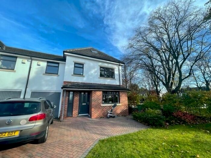 5 Bedroom Semi-Detached House To Rent In Salmon Crescent, Horsforth, Leeds, LS18