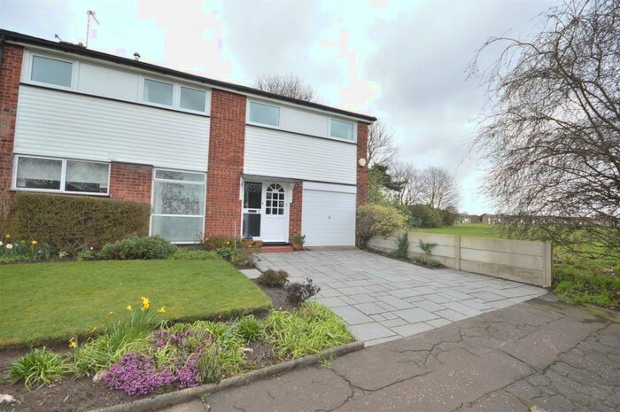 5 Bedroom Semi-Detached House To Rent In Dunelm Drive, Sale, M33