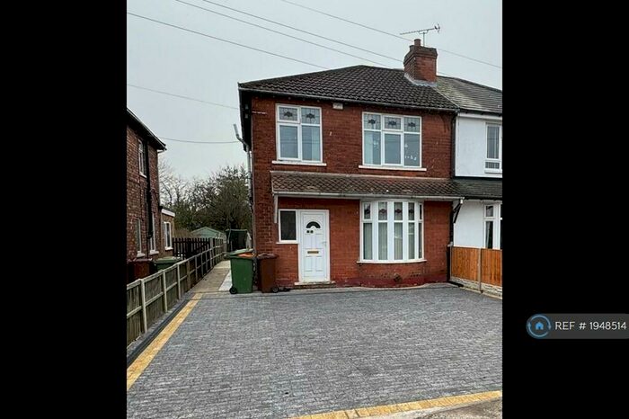 4 Bedroom Semi-Detached House To Rent In Cliff Gardens, Scunthorpe, DN15